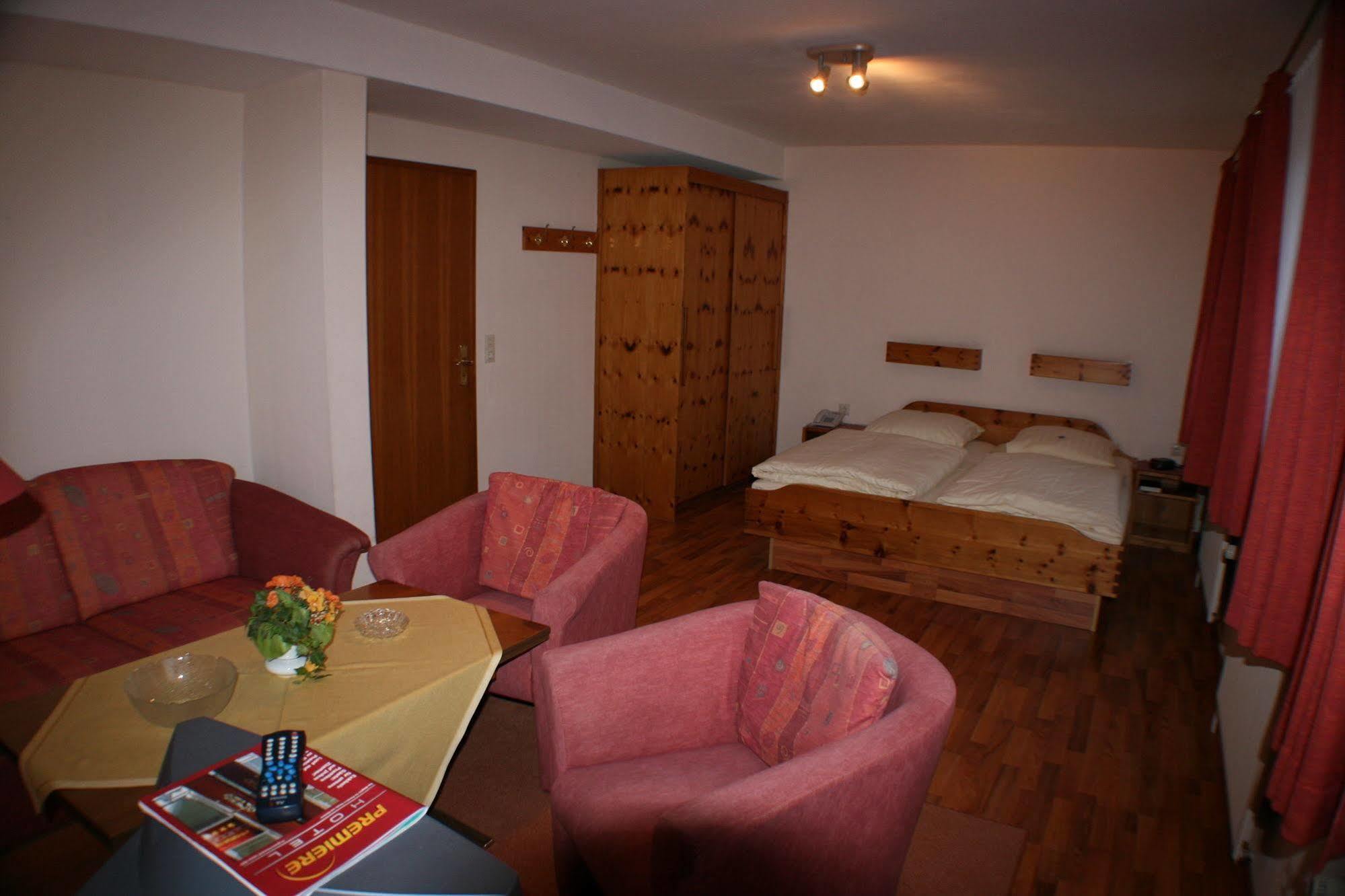 Ferienwohnungen Im Hotel Garni Zur Post Utersum Eksteriør billede